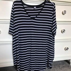 old navy black and white striped v neck